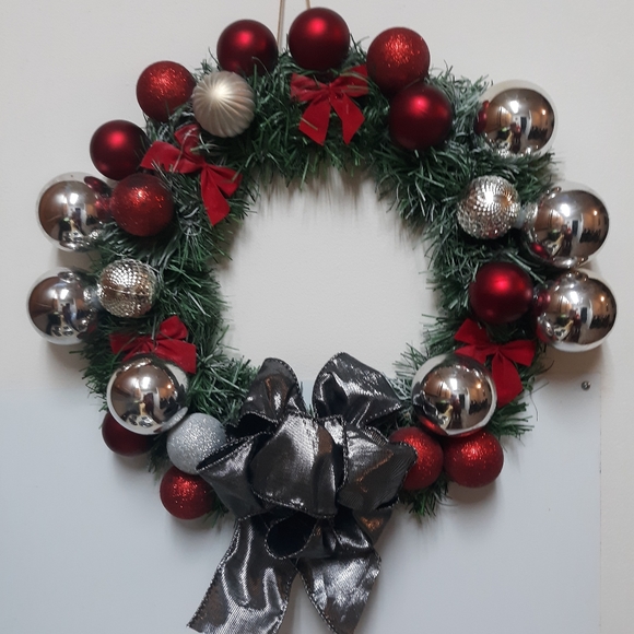 18" Christmas Wreath. Ready to hang and admire. - Picture 4 of 4